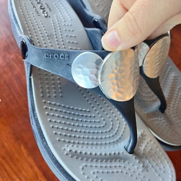 Crocs Silver Medallion Sandals- Size 6 - Picture 4 of 6